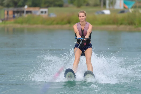 Haciendo wakeboarding y recreación —  Fotos de Stock