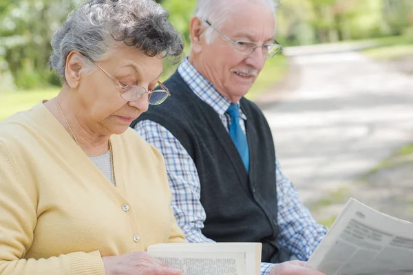 Old couple reading and recreation — Stock Photo, Image