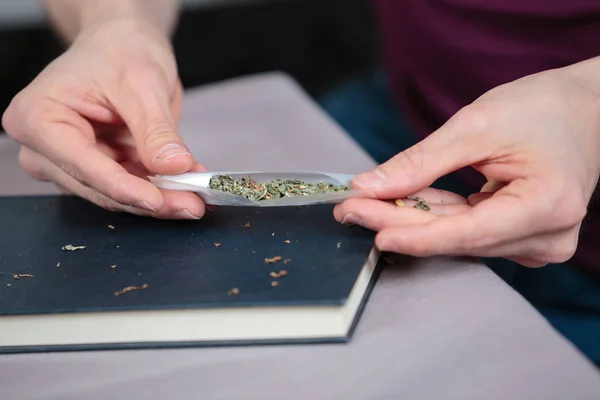 Handen bereiden een cannabissigaret — Stockfoto