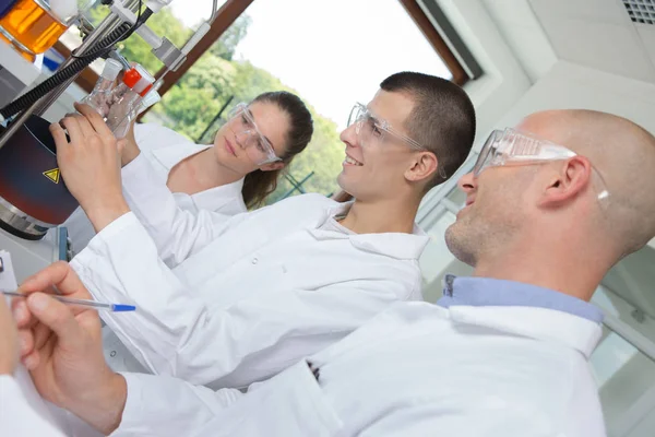 Estudiantes de ciencias realizando experimento — Foto de Stock