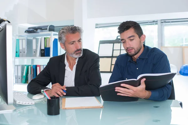 Ondernemers kijken naar bestand — Stockfoto