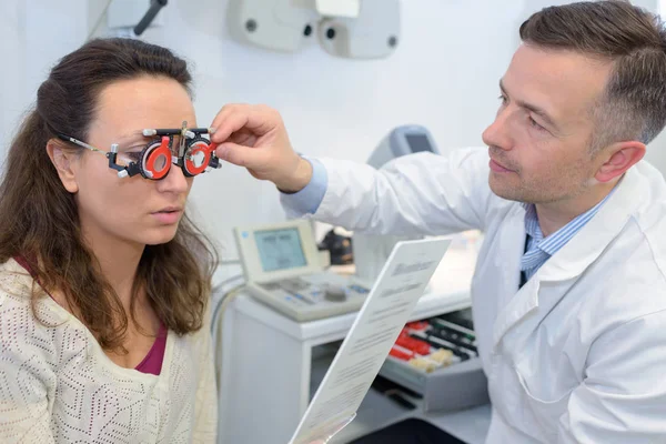 Opticienne vérifiant la vision du patient féminin — Photo