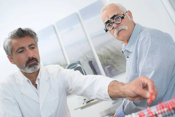 Senior lässt seine Augen testen — Stockfoto