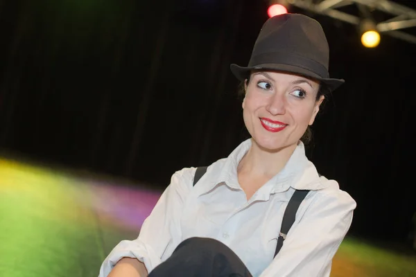 Senhora no palco usando um chapéu — Fotografia de Stock