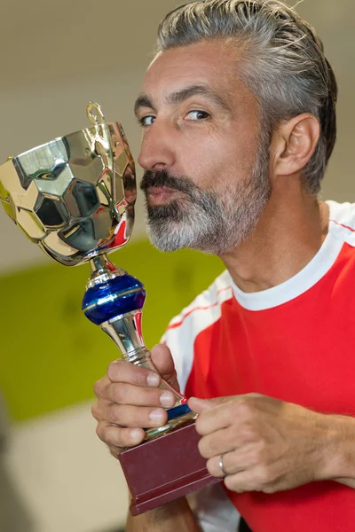 Senior man kysser trophy — Stockfoto