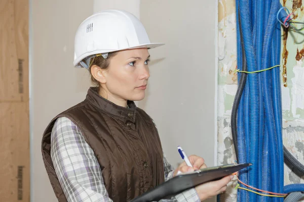Жінка будівельний інспектор і жінка — стокове фото