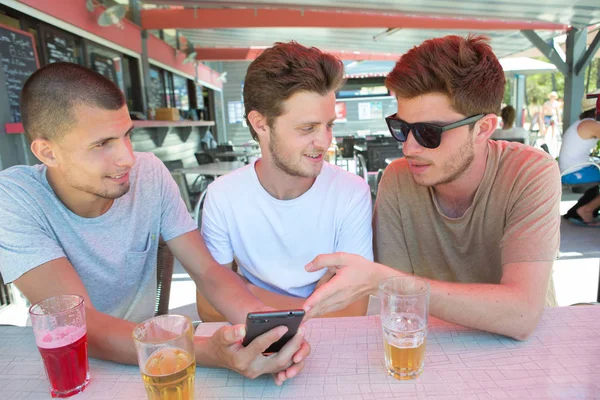 Drei junge Burschen an der Bar — Stockfoto