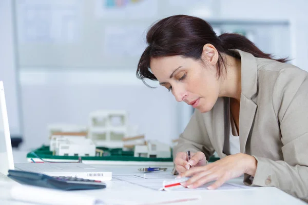 Arquitecto femenino usando regla de escala — Foto de Stock