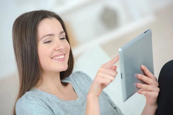 Adolescente feliz usando tablet touchscreen — Fotografia de Stock