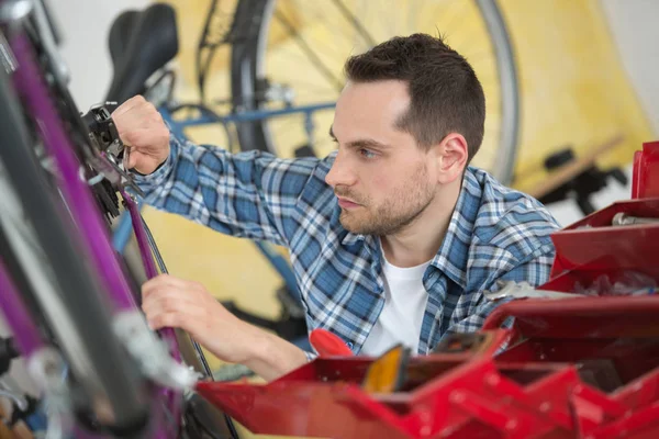 Mécanicien travaillant sur les engrenages de vélo — Photo