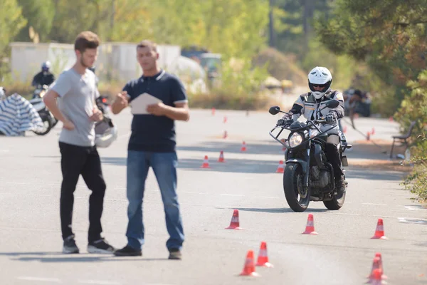 Motocyklu výcvikový kurz a motorka — Stock fotografie