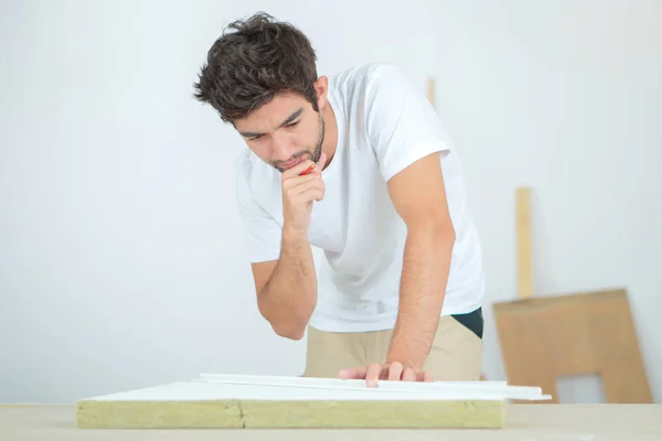 Man working with insulation — Stock Photo, Image