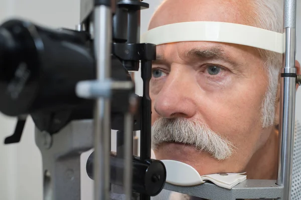 目のテストを持っている年配の男性のクローズ アップ — ストック写真