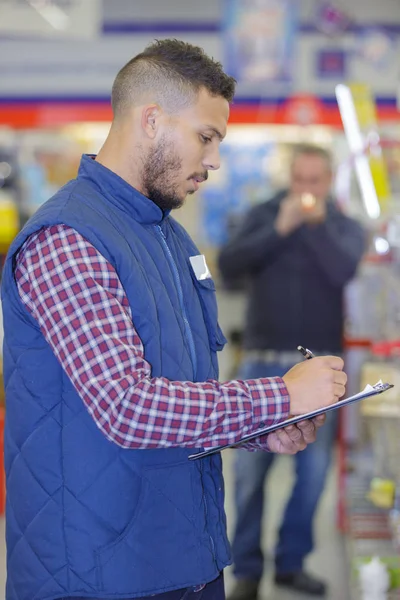 Ambar içinde clipboard ile depo işçisi — Stok fotoğraf