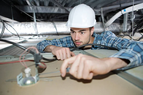 Eletricista conectando holofotes e eletricista — Fotografia de Stock