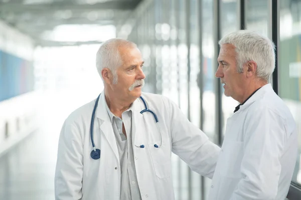 Os dois médicos e trabalho — Fotografia de Stock