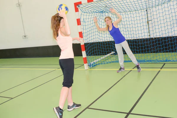 Frauen spielen Handball und Handball — Stockfoto