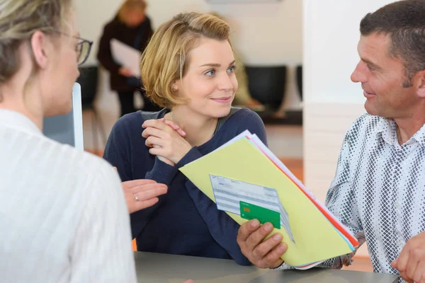 Koppel in de gezondheidszorg bijeenkomst — Stockfoto