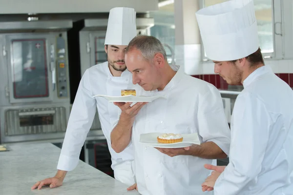 Koch riecht Lehrlingskreation — Stockfoto