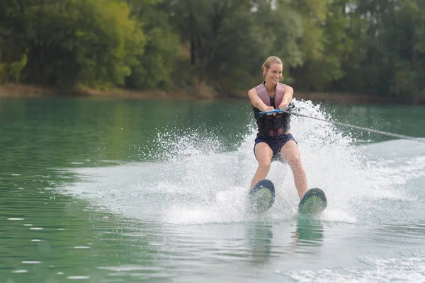 Vrouw waterskiën en water — Stockfoto