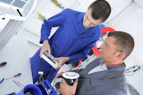 Mannen met componenten van het ventilatiesysteem — Stockfoto