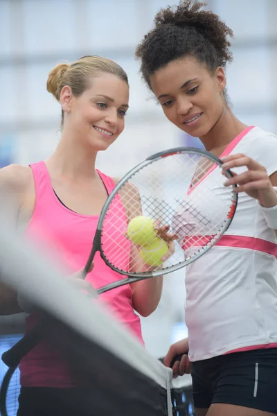 As mulheres estavam na rede da quadra de tênis — Fotografia de Stock