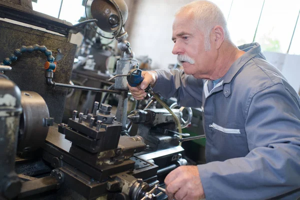 Senior homme utilisant la ligne d'air sur les machines — Photo