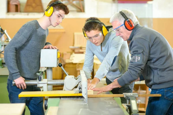 Studenten in de klas van de houtbewerking — Stockfoto