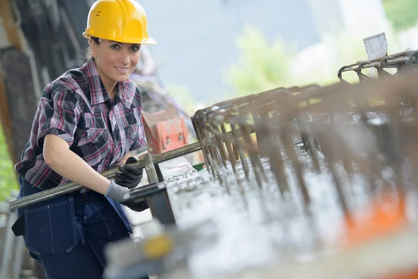 Portret van een vrouw in industriële fabriek — Stockfoto