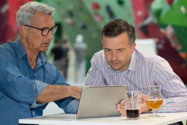 Mannen kijken naar Tablet PC-scherm — Stockfoto