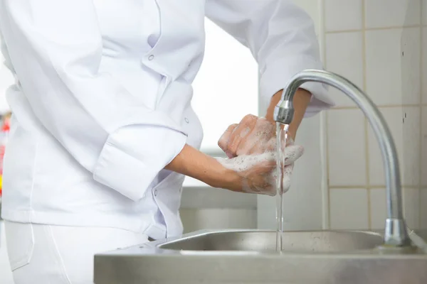 Eller Sabunlanırken beyaz üniformalı kişi — Stok fotoğraf