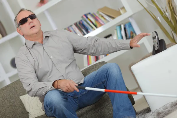 Slepý a hluchý muž používající hůl doma — Stock fotografie