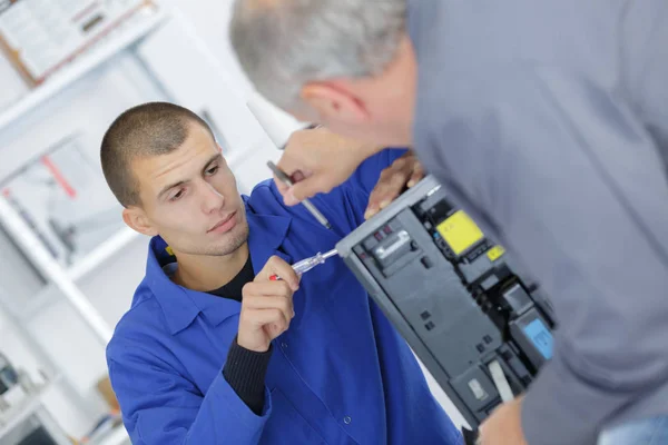 Leerling werkt op elektrische toestel — Stockfoto