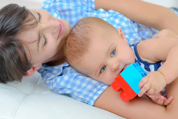 Lady cuddling baby and lady — Stock Photo, Image