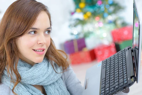 Dame met behulp van laptop met Kerstmis — Stockfoto