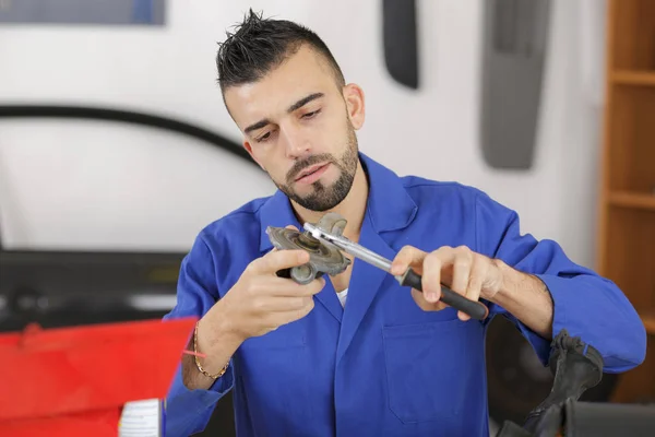 Mechaniker arbeitet am Autoteil — Stockfoto