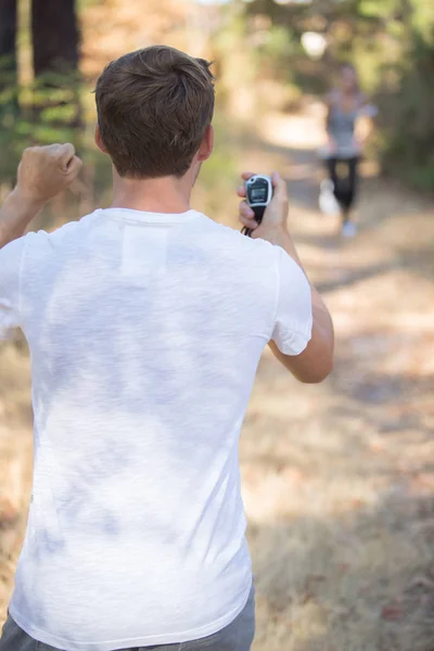 Traniner angstig wachten op loper met stopwatch — Stockfoto