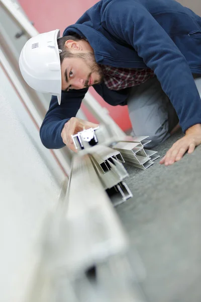 Lavoratore visualizzazione quadro di plastica — Foto Stock