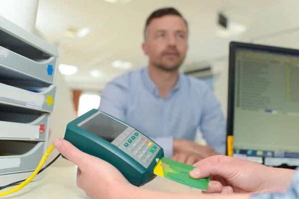 Médico woker poner tarjeta de salud en lector electrónico —  Fotos de Stock