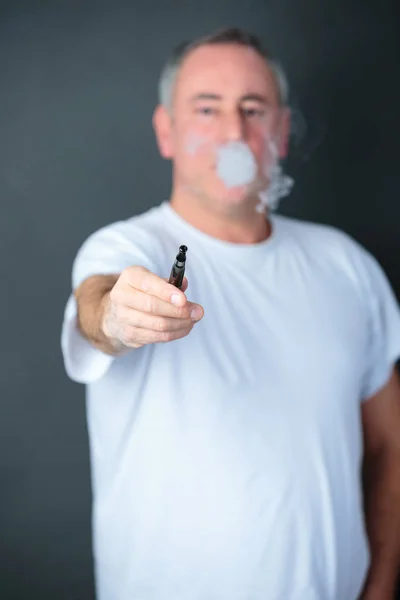 Ο άνθρωπος καπνίζει ηλεκτρονικό τσιγάρο — Φωτογραφία Αρχείου