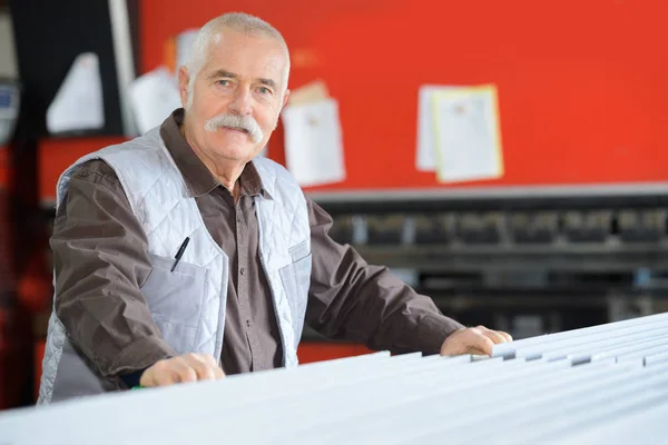 Portret van senior mannelijke werknemer — Stockfoto