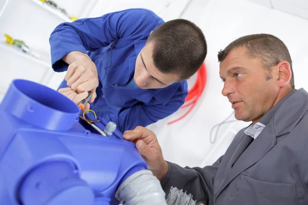 Tradesman observing trainee in action — Stock Photo, Image