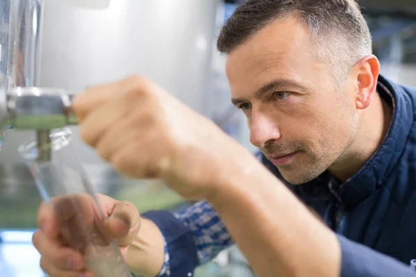 Man using draught pump — Stock Photo, Image