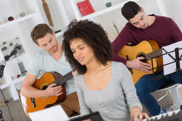 Vänner som spelar musik inomhus — Stockfoto