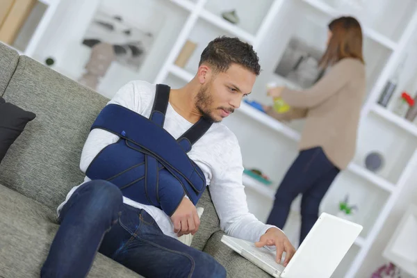 Man som använder en bärbar dator — Stockfoto