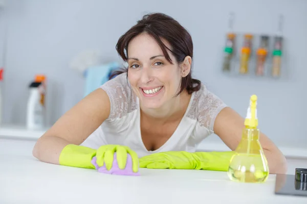 Mujer limpiando la tapa de la mesa — Foto de Stock
