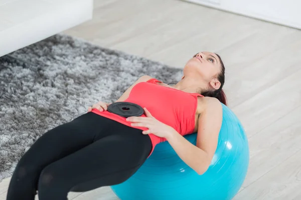 Brunette entraînement sur le ballon — Photo