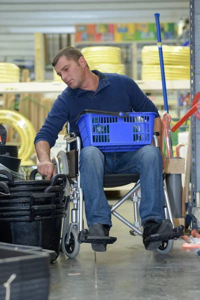 Άνδρας σε αναπηρικό καροτσάκι αγορών — Φωτογραφία Αρχείου