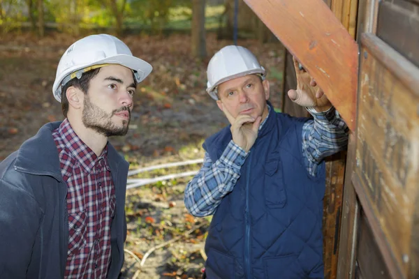 Construtores verificando algumas vigas estrutura — Fotografia de Stock