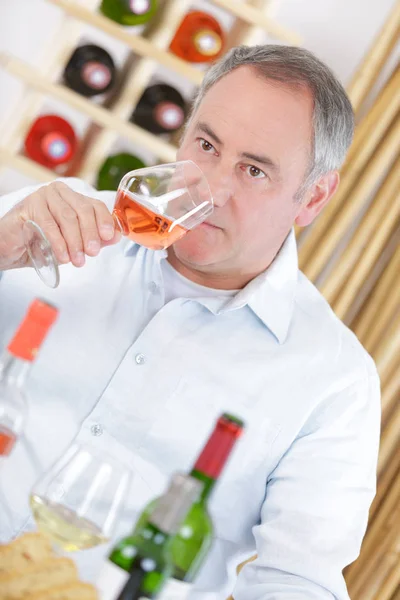 Homem dando uma marca a um vinho — Fotografia de Stock